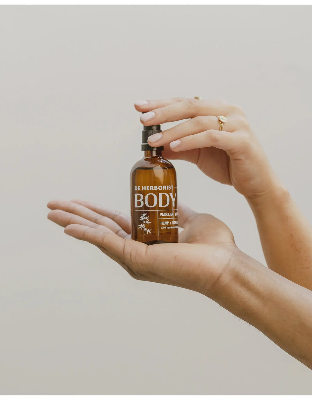 Hydrating Body Oil - Citrus & Hennep | De Herborist - Licht, voedend en zacht op de huid.
