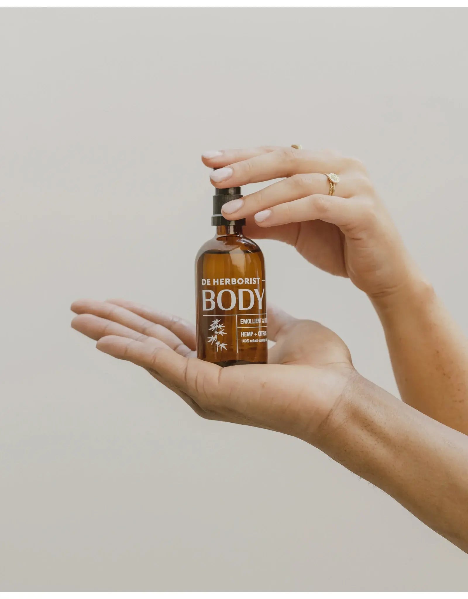 Hydrating Body Oil - Citrus & Hennep | De Herborist - Licht, voedend en zacht op de huid.